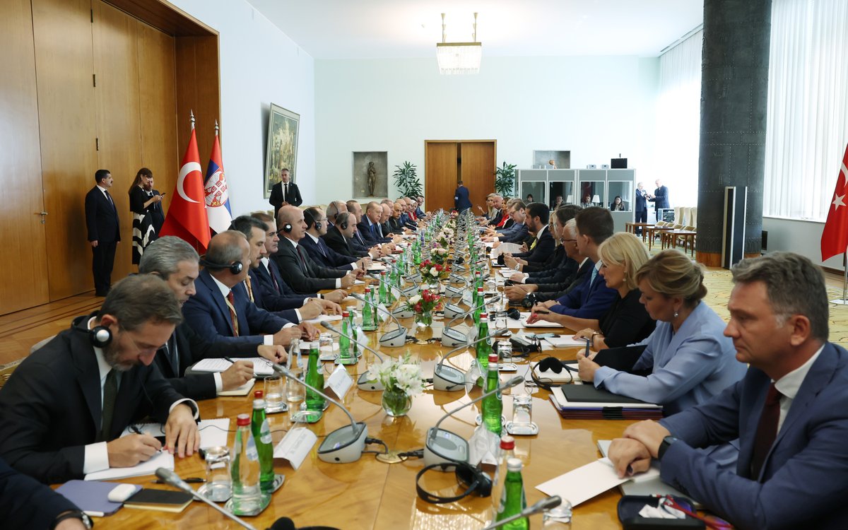 <a href="/avucic/">Александар Вучић</a> Sırbistan’la mükemmel düzeydeki ilişkilerimiz her geçen gün gelişiyor. Ekonomik ve ticari ilişkilerimiz iş birliğimizin dinamosu niteliği taşıyor.

2021’de 2 milyar dolar seviyesine gelen ticaret hacmimiz istikrarlı artışını salgına rağmen sürdürdü. Hedef 5 milyar dolar.