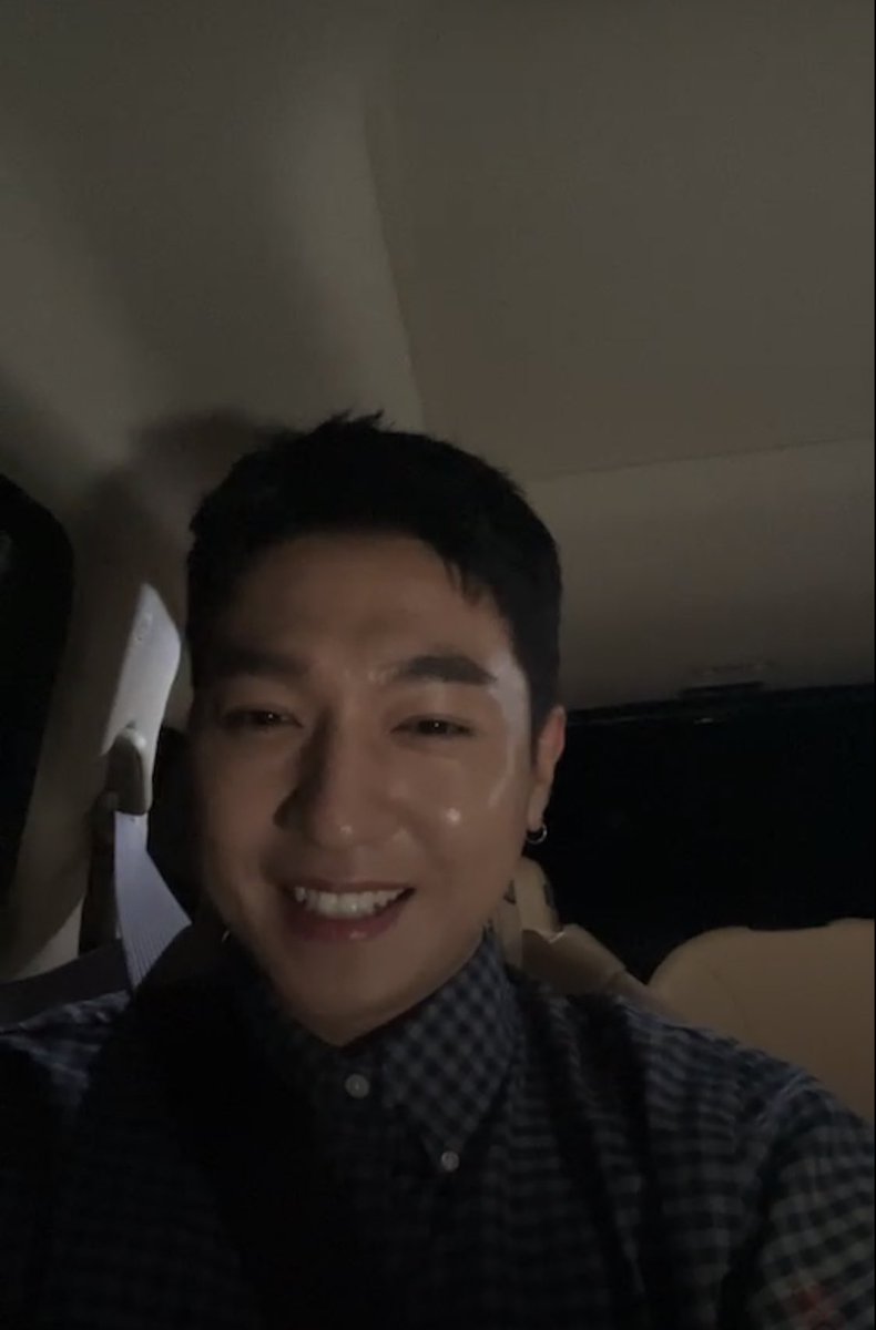 웃는거 더 귀여워졌다고 이게 삼십대 되니까 진짜 좋다고 웃는 사람의 얼굴이라고