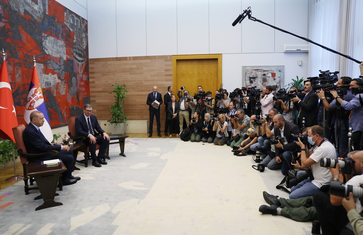 <a href="/avucic/">Александар Вучић</a> Müteahhitlerimiz Sırbistan’da 847 milyon dolar değerinde toplam 50 projeye imza attı.

TİKA, Sırbistan’da 2022 sonu itibarıyla 350 proje ve faaliyet gerçekleştirmiş olacak.

Ortak tarihî ve kültürel mirasımız Bayraklı Camii’nin restorasyonuna en kısa sürede başlayacağız.