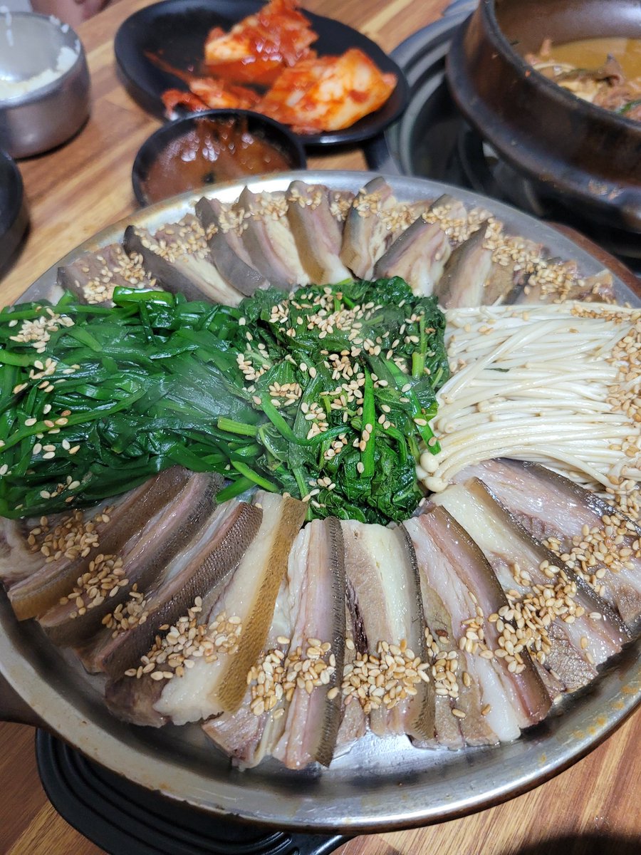 liteulimun's tweet photo. 운동도 잘하고
맛있는음식에 기분좋게 소주도 한잔마시고,
상무지구 이동중~~

여기 염소전골,수육 잘하네요~~~
술많이 안먹어야하는데,

#광주
#광주부커 #광주부부 #네토리
#광주건오 #배려 #이해 
#네토 https://t.co/Szw2hLRQ90