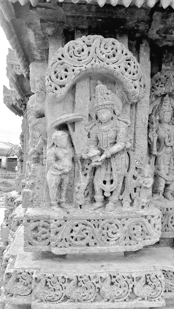 vaiju7's tweet photo. #vamana and #thrivikrma from #Javagal the way Hoysala sculptors create narratives, their placements should have been a delight to story tellers https://t.co/s3YXr3gd5Q