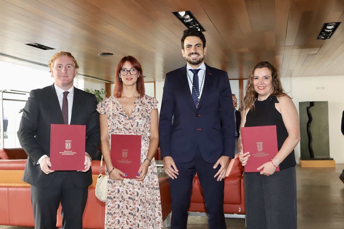 🔖<a href="/BarreraGragera/">Ignacio Gragera 🇪🇦</a> , alcalde de Badajoz, Belén Solís alcaldesa de La Garrovilla y Desiré Vázquez, alcaldesa de Rena, han acudido al encuentro con los alcaldes y alcaldesas de #Extremadura con motivo de los actos conmemorativos del 40º aniversario del #EstatutoDeAutonomia.