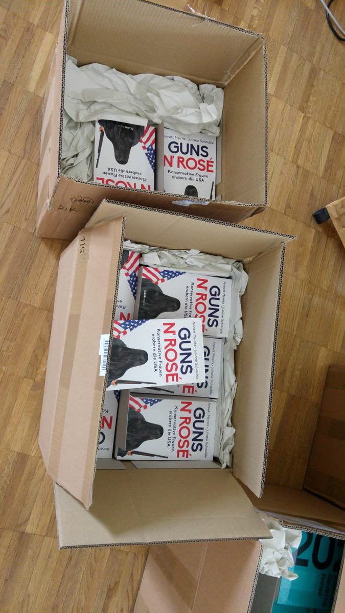 Was für ein Moment für <a href="/annmeiritz/">Annett Meiritz</a> und mich: Unser Verleger schickte uns dieses Foto heute morgen. Die ersten Bücher sind angekommen - und warten nun darauf, in die Welt (zumindest die deutschsprachige;-)) geschickt zu werden. ETag: 20. September! #DreamsComeTrue