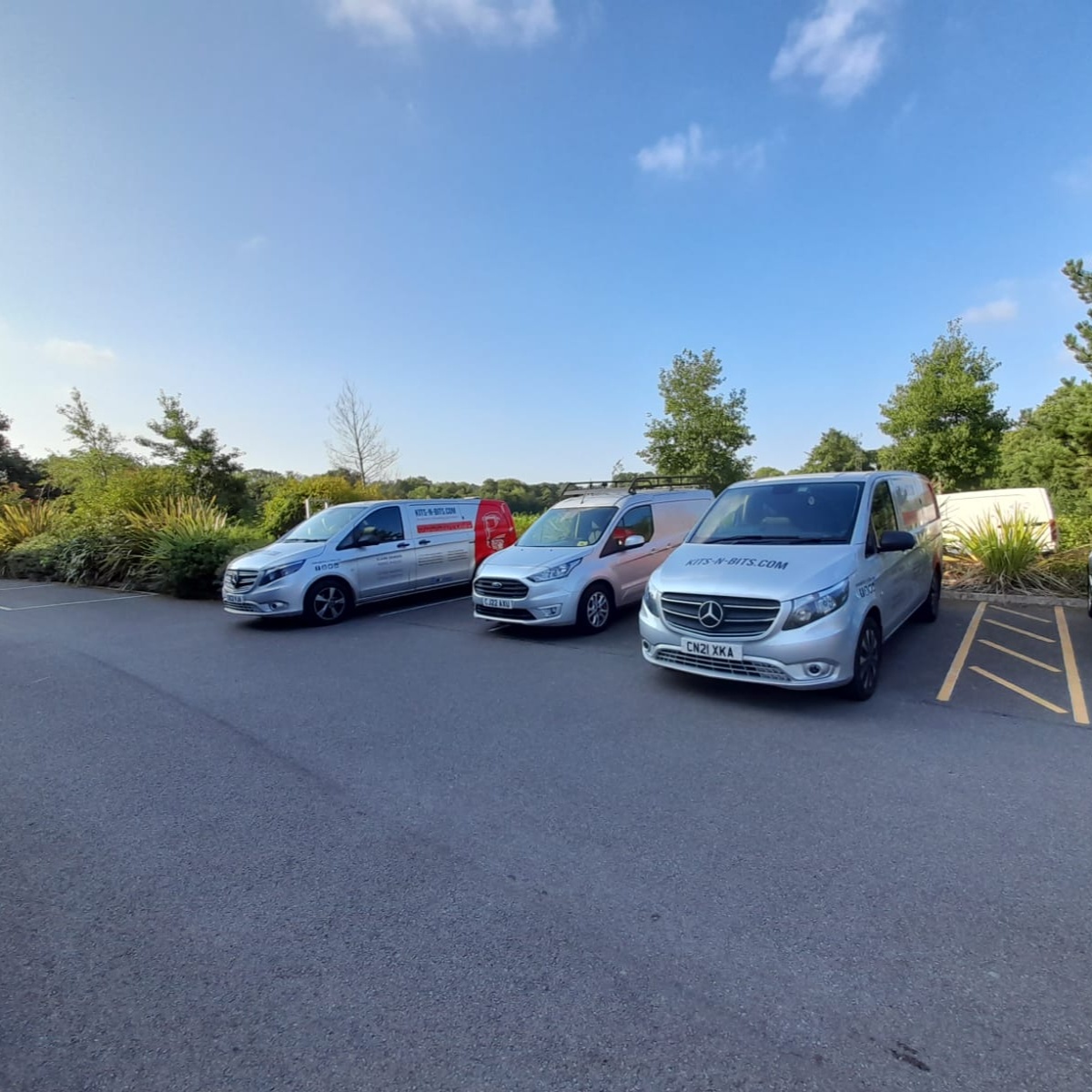 KitsnBits's tweet photo. The summer holidays are definitely over and the team has been busy this week! This Rhino Modular rack was fitted on site for the good folks of #NautilusRoofing & Exteriors Limited.
#Rhino #Racking #VanRoofRacks #RoofBars #VanRoofBars #VanLadders #VanSteps @rhinoproductsUK https://t.co/4I0BQVz08C