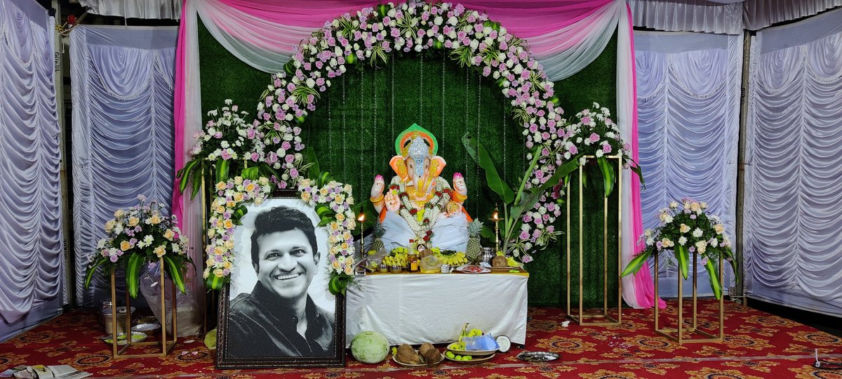 Ganesha and Puneeth Anna ❤️😍

The Love towards him in every area Bangalore

#PuneethRajkumar #GaneshChaturthi #puneethrajkumarliveson #HappyGaneshChaturthi