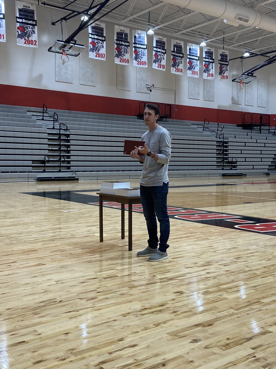 coachthompson44's tweet photo. Thank you so much to @nihoah for coming in and sharing with our @fca_br today about Distractions. It was a great lesson and brought great perspective to the importance of being intentional with our time with Him. https://t.co/HNuwOjMqKh