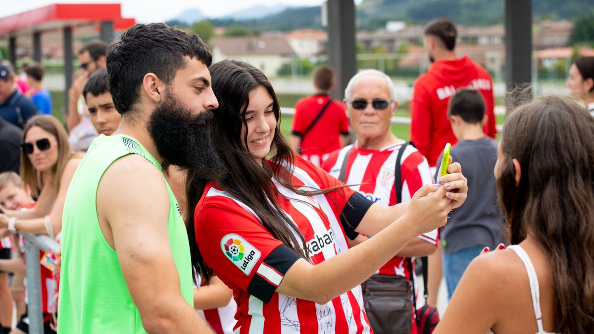 AthleticClub's tweet photo. 📸 ¡Orgullo de afición! 

❤️ Muchas gracias a l@s athleticzales que nos habéis acompañado hoy en Lezama. 

𝗚𝗼𝗮𝘇𝗲𝗻 𝗔𝘁𝗵𝗹𝗲𝘁𝗶𝗰‼️

#ElcheAthletic #AthleticClub 🦁 https://t.co/t33eCQ8glI