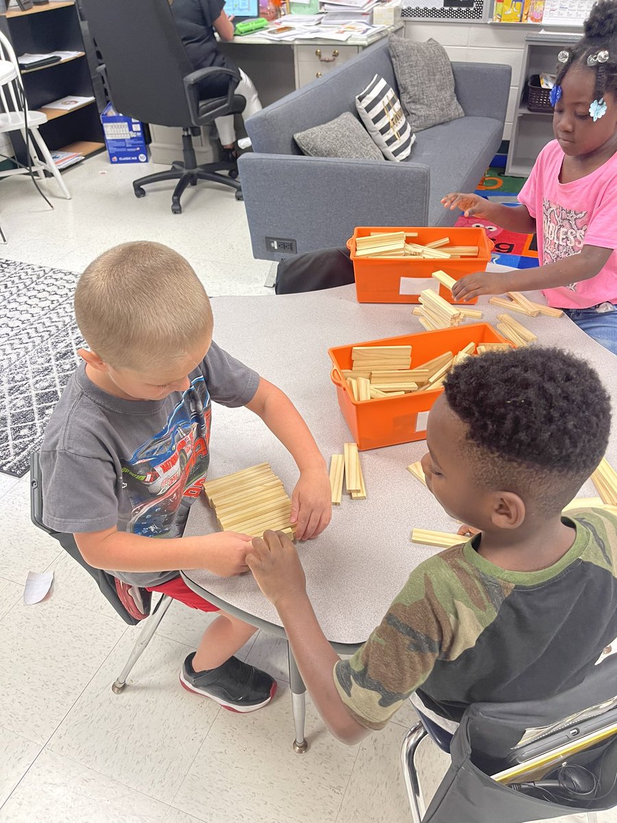 Amber_Waites's tweet photo. @MunfordElem Kindergarten working on our creative skills! #workingonmyroar #leadingtheway @TCBOE https://t.co/SN24hedZUq