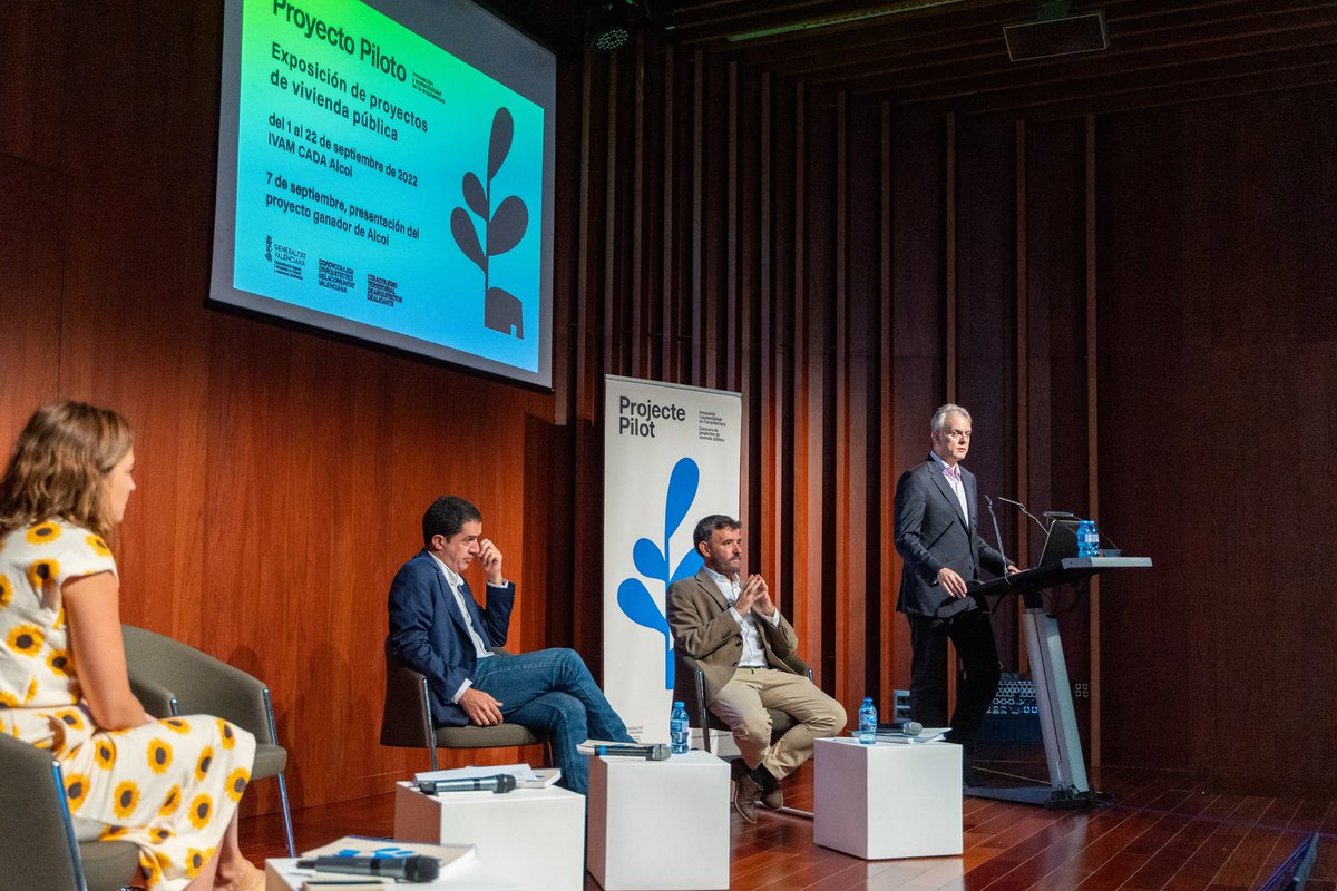 Hector_Illueca_'s tweet photo. Aquest matí he estat a #Alcoi i he pogut gaudir, acompanyat de l'alcalde @tonifrancesp, de l'exposició de #ProjectesPilot per a la construcció d'habitatges públics innovadors. Els treballs reunits en l'IVAM-CADA d'Alcoi són una mostra de l'arquitectura sostenible que necessitem. https://t.co/vhxHWOM6eT