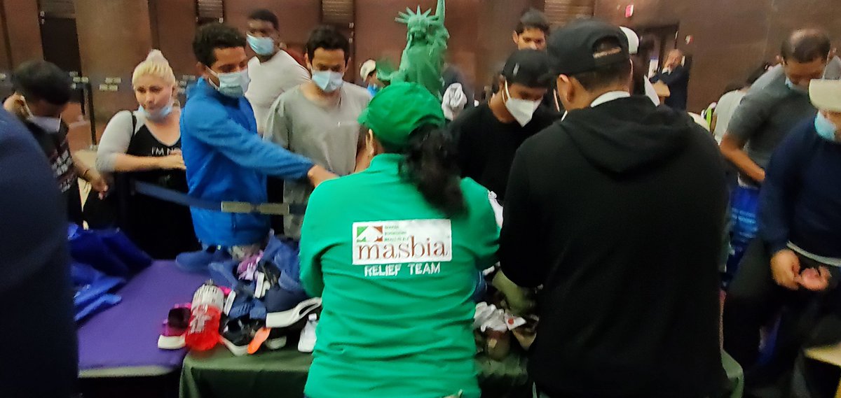 AlexRapaport's tweet photo. This morning I stood next to @MCastroMOIA welcoming each person (#AsylumSeekers) to #NYC as they were coming off the buses at the #PABT. Many were without shoes and that's why #WeNeedYourHelp
👇👇👇
https://t.co/c4tp55ujuR
#Charity #WHConfHungerHealth https://t.co/NLzYI47d3B