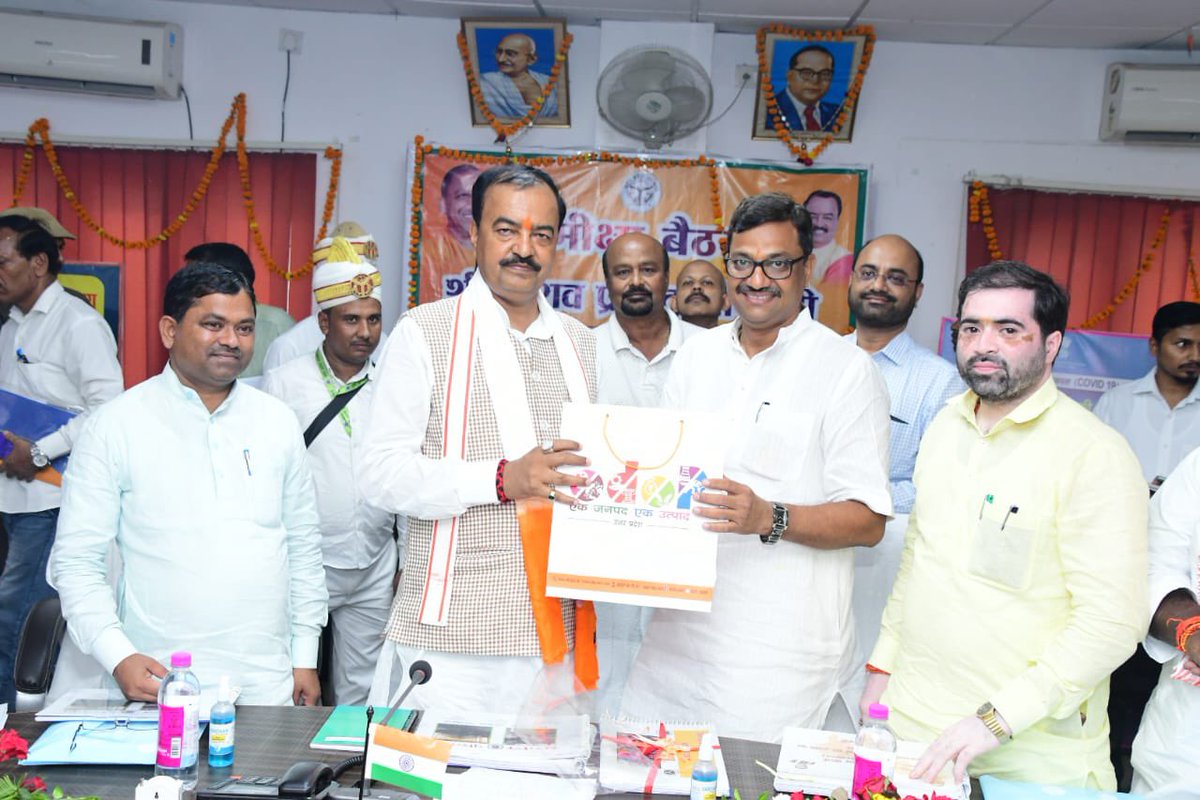 rk_handloom's tweet photo. Director, @pradeepjvyapari presented Respected Deputy CM Shree Keshav Prasad Maurya Ji @kpmaurya1 with our Stoles &amp; Scarves, a @UP_ODOP product from district #Barabanki, in the presence of @upendrasinghMP Sir, @SatishSharmaBBK Sir, @singhadarsh Sir &amp; admin. #fashionaccessories https://t.co/glubFsZI1F