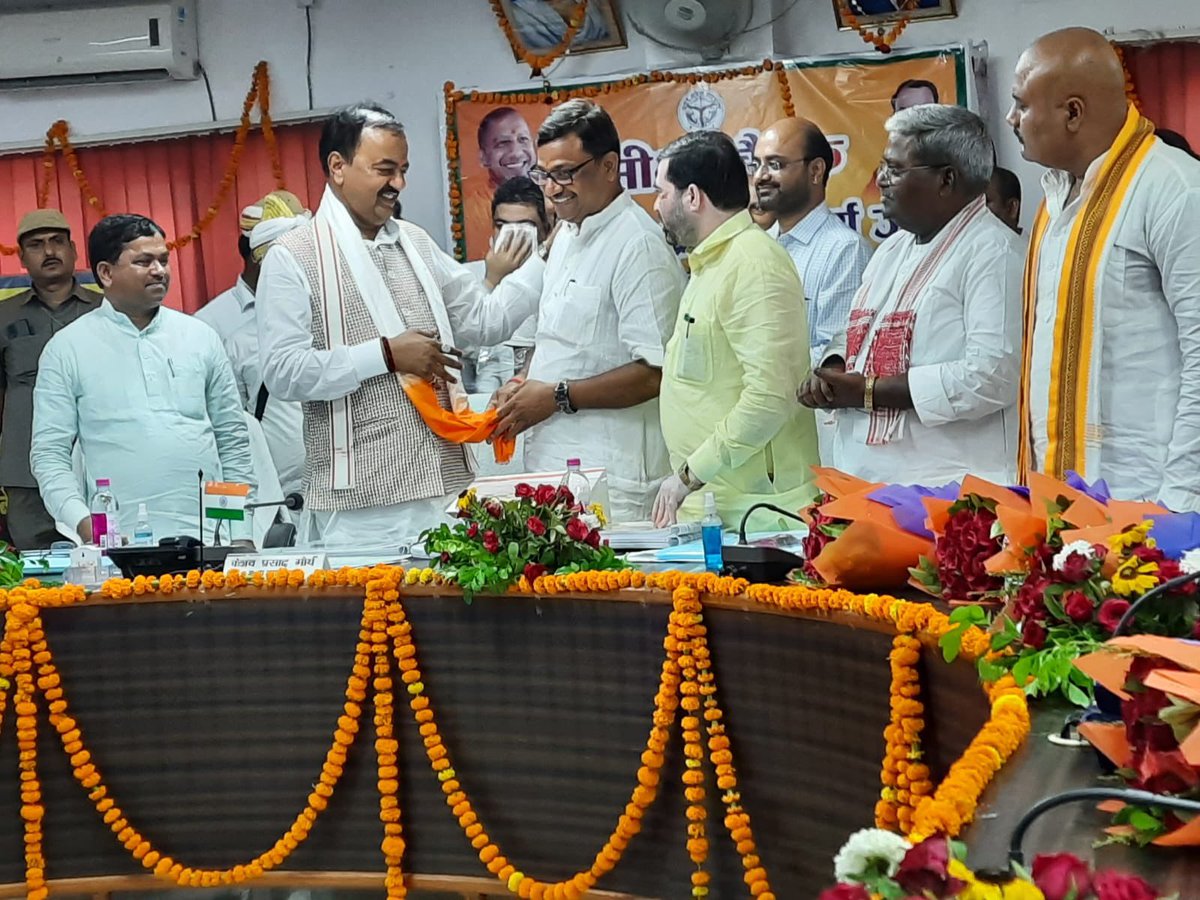 rk_handloom's tweet photo. Director, @pradeepjvyapari presented Respected Deputy CM Shree Keshav Prasad Maurya Ji @kpmaurya1 with our Stoles &amp; Scarves, a @UP_ODOP product from district #Barabanki, in the presence of @upendrasinghMP Sir, @SatishSharmaBBK Sir, @singhadarsh Sir &amp; admin. #fashionaccessories https://t.co/glubFsZI1F