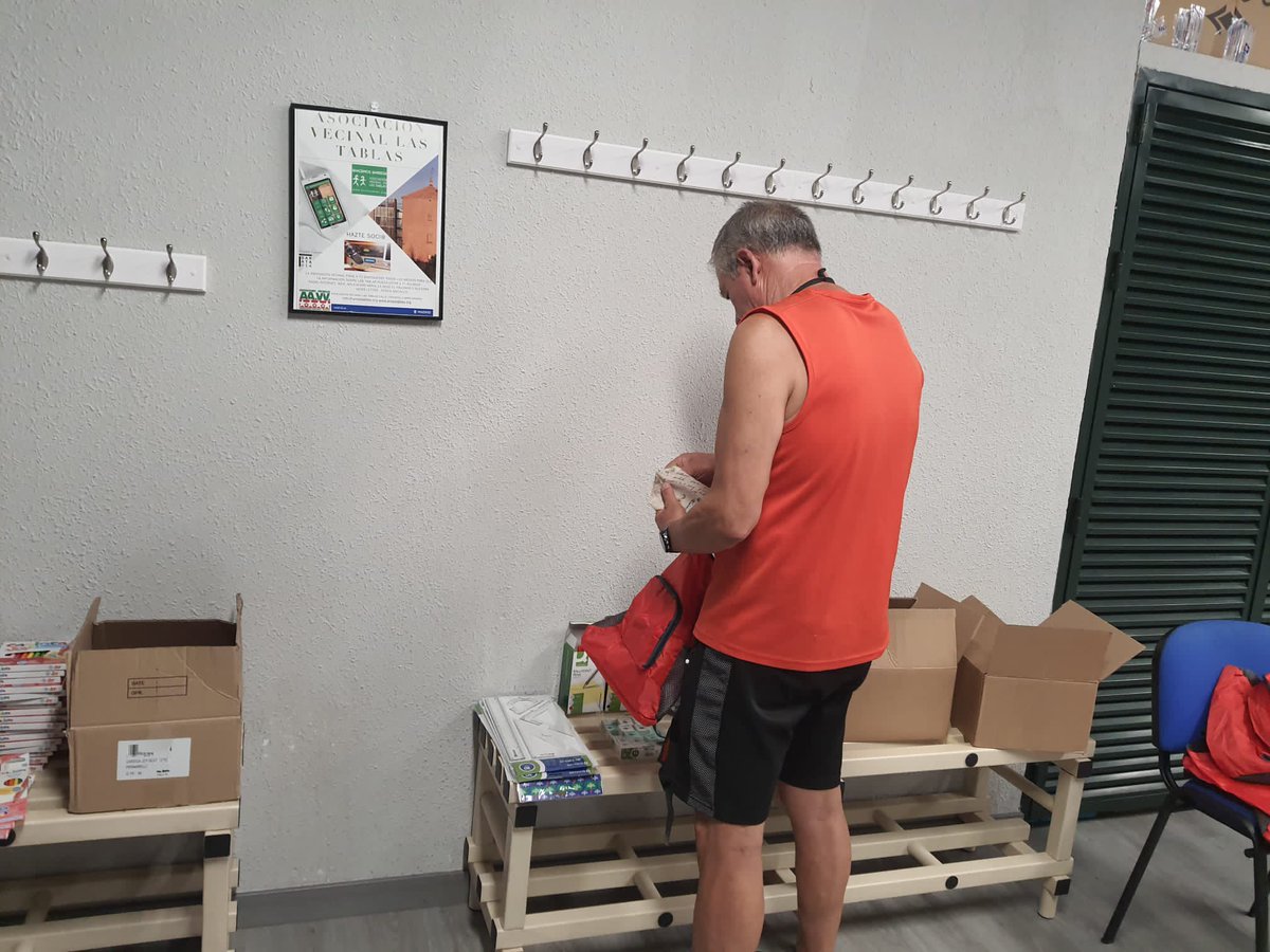 AvLasTablas's tweet photo. Preparación y reparto de mochilas de material escolar para familias del distrito con dificultades. Colaboración y solidaridad entre asociaciones.@InfoEstrellaONG @CoordVecinalFEP @AsocVecBegona #HacemosBarrio #Solidaridad info@avlastablas.org @EdPublicaTablas https://t.co/ab3T0kAO6p