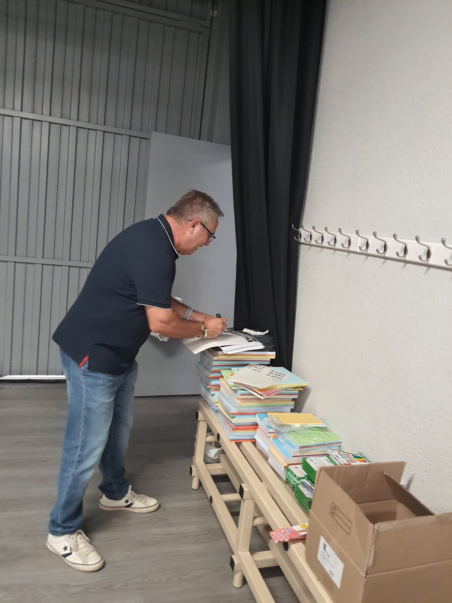 Preparación y reparto de mochilas de material escolar para familias del distrito con dificultades. Colaboración y solidaridad entre asociaciones.<a href="/InfoEstrellaONG/">EstrellaONG</a> <a href="/CoordVecinalFEP/">Coordinadora Vecinal Fuencarral-El Pardo</a> <a href="/AsocVecBegona/">Asoc.Vec.Begoña</a> #HacemosBarrio #Solidaridad info@avlastablas.org <a href="/EdPublicaTablas/">Ed Pública LasTablas</a>