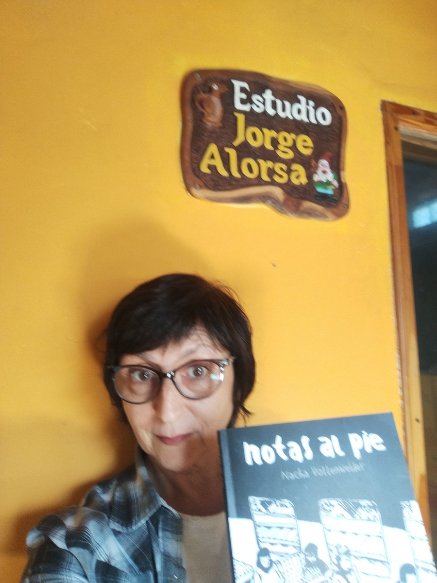 elchiringuitook's tweet photo. Ya estamos en @EstacionSur917 lista para salir en la columna sobre literatura infantil y juvenil hoy con esta novela gráfica de Nacha Vollenweider publicada por @matenlo 
Inmigración - historia personal - historia del país en un planteo visual zarpado 
Superrecomendada
#inmigrant https://t.co/y34IpMGqAX