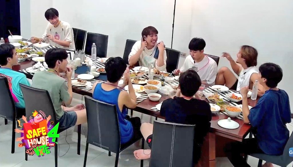 OGlicious__'s tweet photo. Tawanan na may konting kain HAHAHAHA 
#SafeHousess4D3 https://t.co/UFZpZ3xQsA