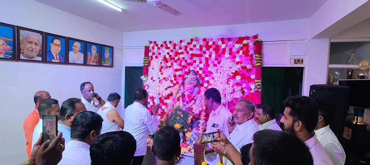 Rmanjunath_mla's tweet photo. #ವಿದ್ಯುತ್_ಗುತ್ತಿಗೆದಾರರ_ಸಂಘ_ಗಣೇಶೋತ್ಸವ
ದಾಸರಹಳ್ಳಿ ವಿಧಾನಸಭಾ ಕ್ಷೇತ್ರದ ಕರ್ನಾಟಕ ರಾಜ್ಯ ಅನುಮತಿ ಪಡೆದ ವಿದ್ಯುತ್ ಗುತ್ತಿಗೆದಾರರ ಸಂಘ ಚಿಕ್ಕಬಾಣವಾರ ಕಚೇರಿಯಲ್ಲಿ ಆಯೋಜಿಸಿದ್ದ ಗಣೇಶೋತ್ಸವ ಕಾರ್ಯಕ್ರಮದಲ್ಲಿ ಭಾಗಿಯಾದ ಸಂದರ್ಭ.
#chikkabanavara #electricityboard #dasarahalli #ganeshotsava #bengaluru #rmanjunathmla https://t.co/0D0XGllJR1