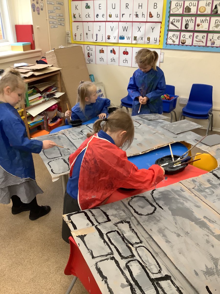 ashtonceprimary's tweet photo. It’s been a busy start to a brand new term! Some of our infants have started to create their castle role play area….   ⁦@WarwickCastle⁩ ⁦@TowerOfLondon⁩ https://t.co/BLXHMc3Zei