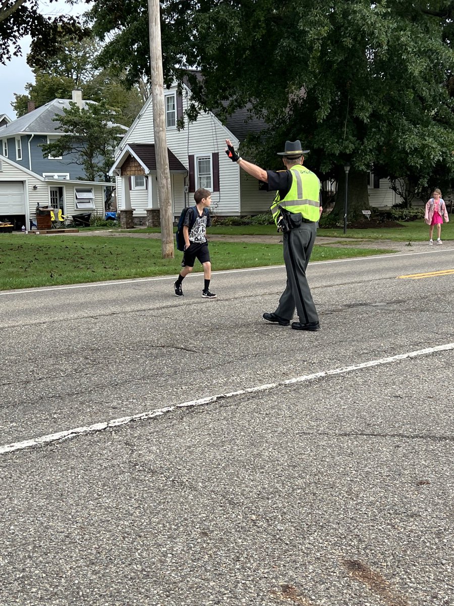 eagletweets14's tweet photo. Thank you Deputy Elliott for ensuring the safety of our students this morning at Middlebranch Elementary.  Plain Local is fortunate to have you and 5 other Stark County Sheriff Deputies in the school district.  Go Eagles!! ⁦@StarkSheriff⁩ https://t.co/S6HjKkAlEv