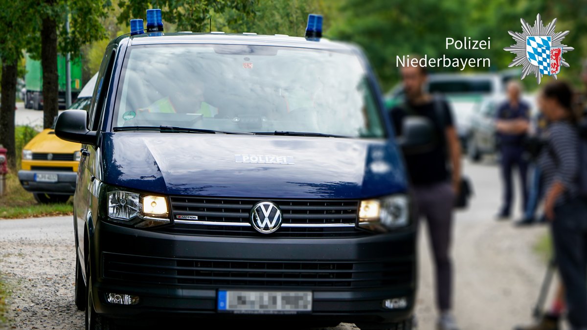 polizeiNB's tweet image. Am Dienstag haben wir bei #Straubing nach Giftködern und getöteten Greifvögeln gesucht. Hintergrund der Absuche: Eine Reihe illegaler Greifvögeltötungen mit dem Kontaktgift #Carbofuran im vergangenen Jahr.

Das Ergebnis der Aktion und weitere Infos hier👇
polizei.bayern.de/aktuelles/pres…