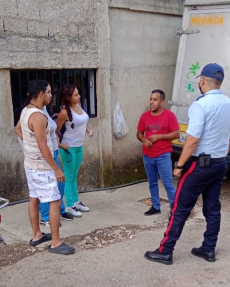 PoliciaMiranda1's tweet photo. (1/2)Efectivos de la Estación Policial Cortada del Guayaba sostuvieron un encuentro con miembros del Consejo Comunal #LasFilas para saber las necesidades que presentan en el sector en cuanto a la vialidad, alumbrado eléctrico y recolección de desechos sólidos. https://t.co/bjMeM82Yta