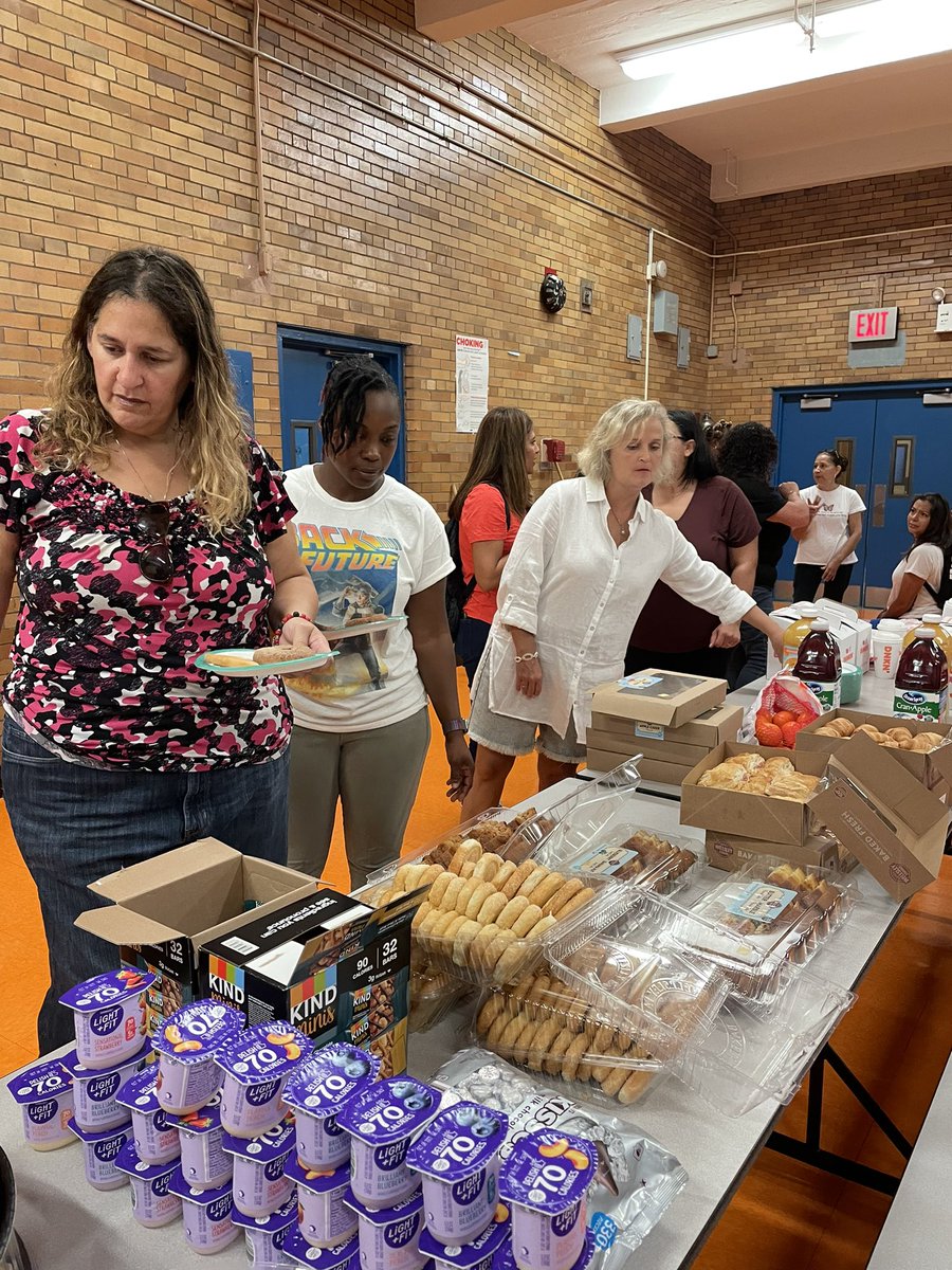 PS215K's tweet photo. PTA welcomes faculty back with a delicious breakfast https://t.co/yqjjG6dcTR