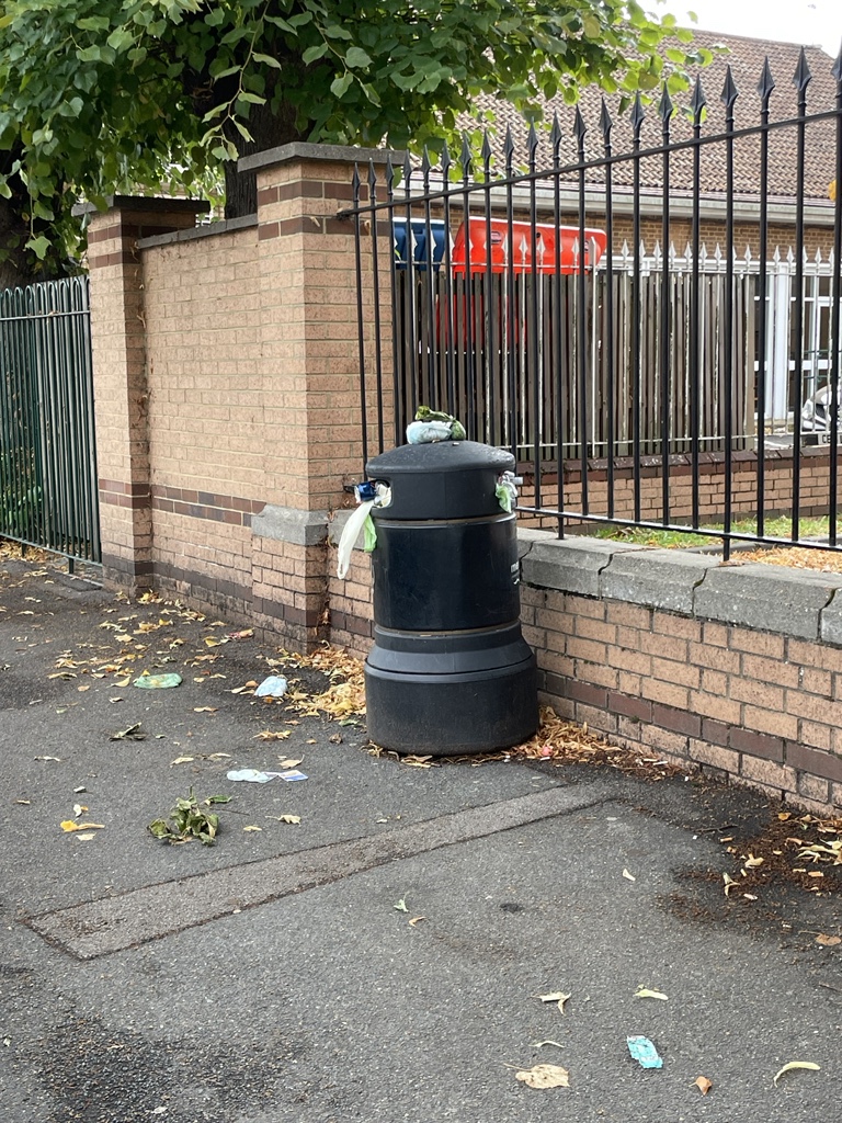 Disgusting overflowing bin on Southey Road Wimbledon… complete with dirty nappy placed on top … like this since Monday … vile stench beside primary school … 
#MuckyMerton