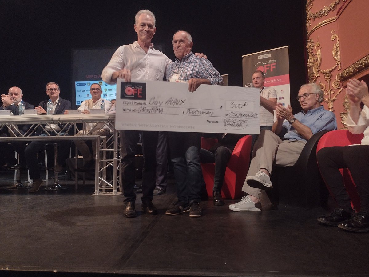 DominiqueDurini's tweet photo. @GroupamaMed la Fédération des P.O et la C.L de Perpignan Réart sont partenaires de la 28 ème édition du Festival OFF 2022. Lors de la soirée des remises de prix, le Président F.Galabert a remis à Guy Alaux le prix Coup de Cœur pour "Ombres lumières persanes" https://t.co/24th38qDnR