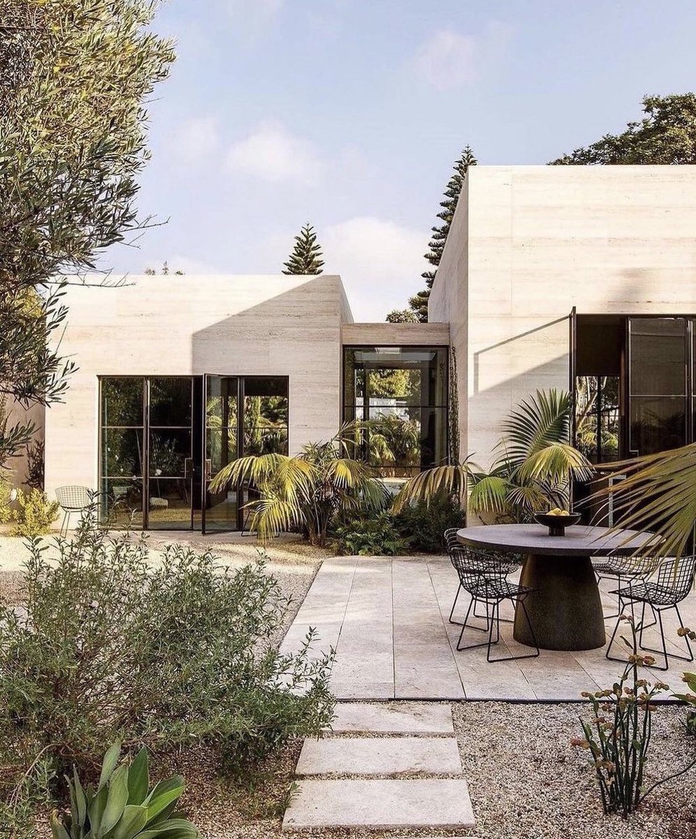 Architect_mb's tweet photo. منزل من دور ارضي فقط .. 

جميل الامتداد الافقي والتلاعب بالغاطس والبارز لخلق المداخل والممرات . https://t.co/oYBkbWeESM