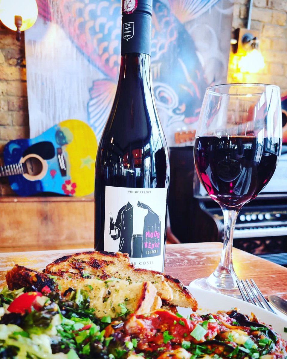 It’s kind of feels like the season to cosy up with a bottle of red with this weather at the moment! 

Try pairing out Aubergine Parmigiana with a glass of our Illegal Mour Vedre 🍷

#thewestbury #thewestburyn22 #redwine #bottleofred #wine #aubergineparmigiana #mourvèdre
