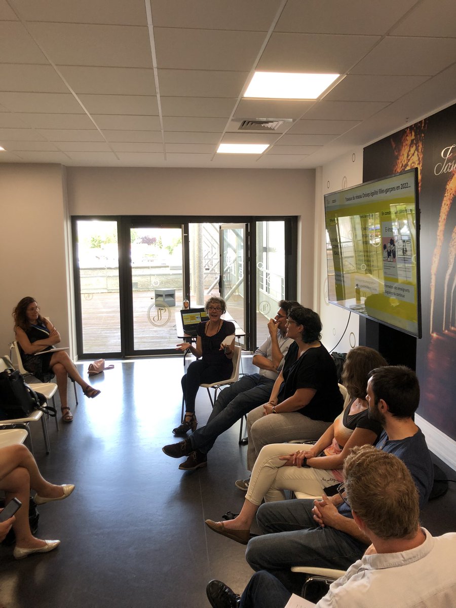 ESR_SNI's tweet photo. Table ronde @foiredechalons avec Stéphanie Salmon et Philippe Regnault du #LMR et Maxime Donck de l’@universitereims, Carole Obers de l’@Onisep, Mathieu Arbogast du @CNRS, Noëmie Lozac’h Vilain de @Accustica et @karine_bonne du #CIDFF de la Marne https://t.co/j2iGPlqWgw