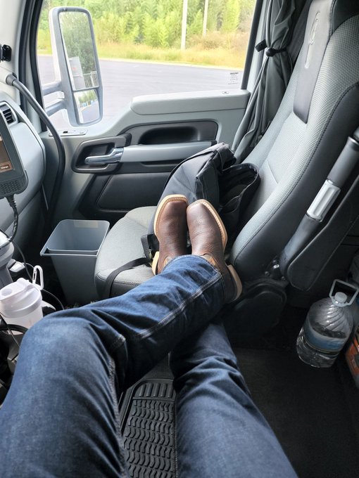 Anyone down to sit at my feet to clean and condition my boots ? Must to a good job https://t.co/U4DF