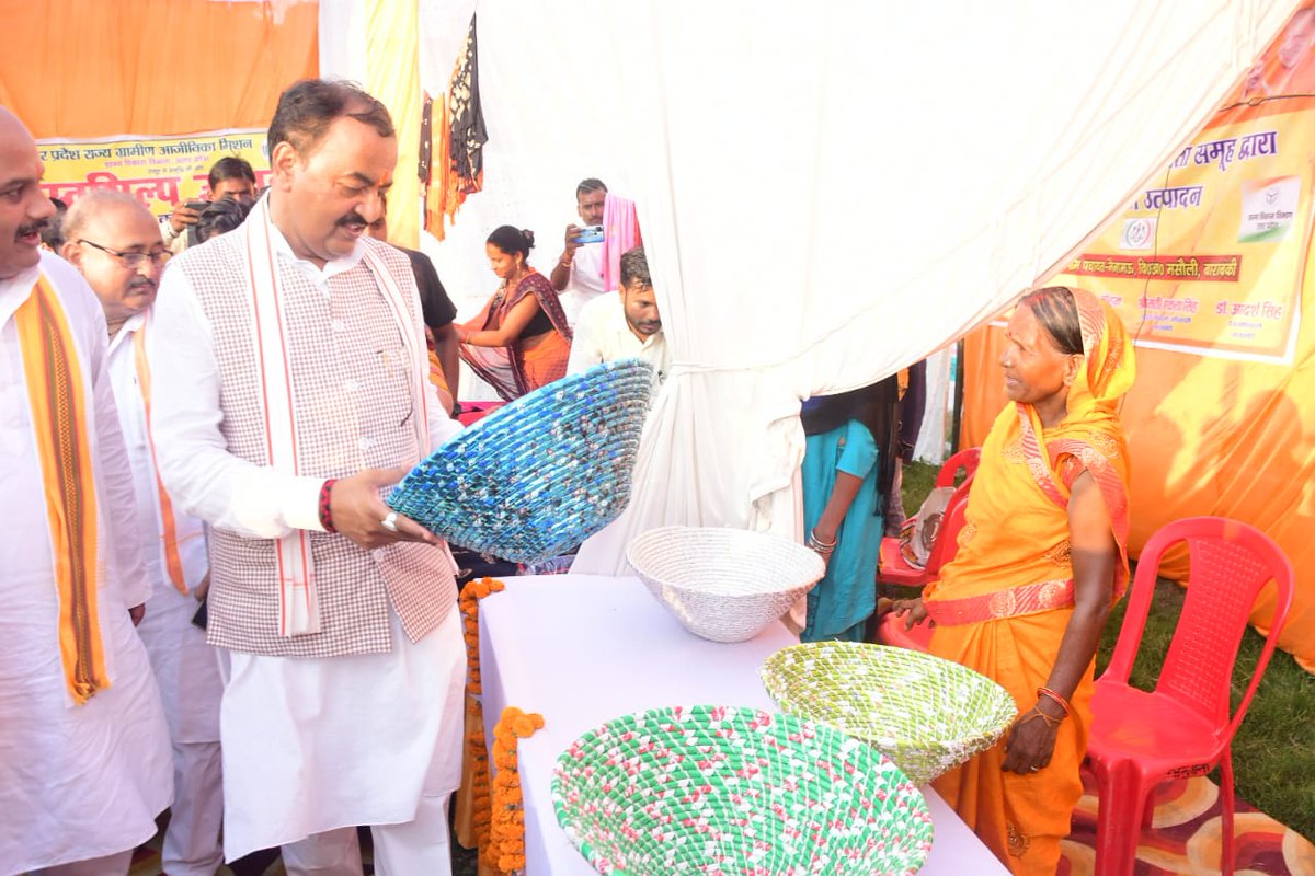 kpmaurya1's tweet photo. ग्राम पंचायत चंदवारा, बाराबंकी में स्वयं सहायता समूह की महिलाओं द्वारा निर्मित उत्पादों की प्रदर्शनी का अवलोकन कर बेहतर उत्पादों की प्रशंसा की। साथ ही लाभार्थियों को आवास की ताला-चाबियां एवं अन्य योजनाओं के चेक व प्रशस्ति पत्र को वितरित किया। https://t.co/3BxCiKmFzV