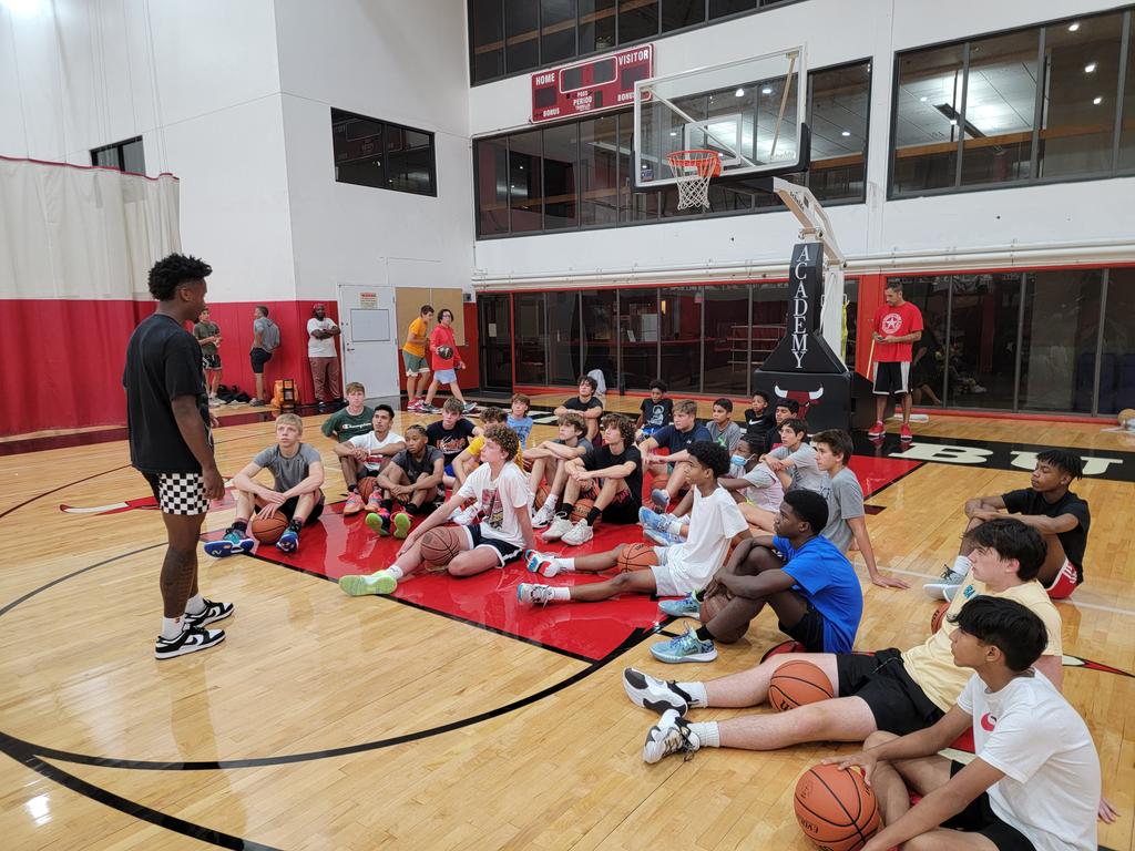 Illinois_Stars's tweet photo. What separates our program? Moments like this! 
Before leaving the country to start his professional career PJ Pipes (@pipes_pj) stopped by to see Coach &amp; watch the young guys prep for Fall League action! Then he took a few minutes to discuss hoops, books &amp; life with them.❤️🙏🏼🏀 https://t.co/SBi4Y7kqEp