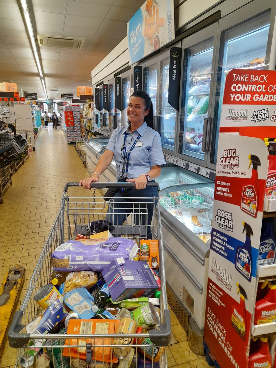 MASSIVE SHOUT-OUT to Magda (manager) at <a href="/LidlGB/">@LidlGB</a> Sydenham, the customers donating and <a href="/nbrly/">neighbourly.com</a> helping us to bridge the gap and support children and families, elderlies and vulnerable in local communities with food parcels and hot meals weekly 👏👏👏#foodcrisis #helpingothers
