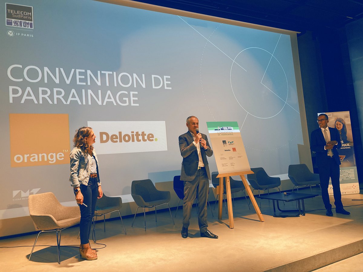 TelecomSudParis's tweet photo. [Parrainage] Signature officielle du parrainage de la Promotion 2022-2025 avec le Directeur @TelecomSudParis François Dellacherie, @imt_bs, @roxane_adle @orange et Fouzi Akermi @DeloitteFrance. #Deloitte #Orange #OrangeClass #DeloitteClass https://t.co/XTIDYbDRwE