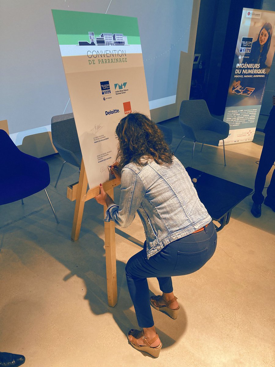TelecomSudParis's tweet photo. [Parrainage] Signature officielle du parrainage de la Promotion 2022-2025 avec le Directeur @TelecomSudParis François Dellacherie, @imt_bs, @roxane_adle @orange et Fouzi Akermi @DeloitteFrance. #Deloitte #Orange #OrangeClass #DeloitteClass https://t.co/XTIDYbDRwE