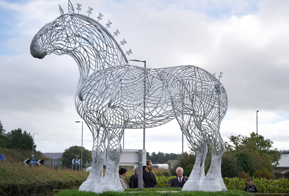 Celebrating 300 years of the Clydesdale Horse! 🐎 At Lanark Auction Mart, The Duke met a number of Clydesdale horses and members of the Clydesdale Horse Society, alongside the newly installed statue at the market.