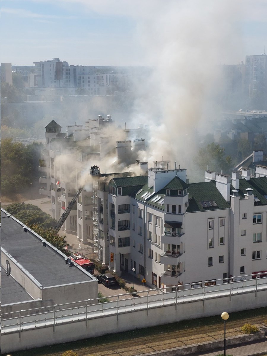 MiastoUrsynow's tweet photo. Pożar 🔥 #PasażUrsynowski 7 (obok #Herbsta) 👨���🚒
Fot. @wild_weasel9 https://t.co/cxNclPajFo