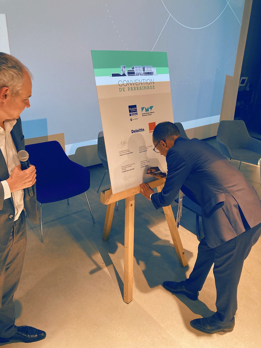 TelecomSudParis's tweet photo. [Parrainage] Signature officielle du parrainage de la Promotion 2022-2025 avec le Directeur @TelecomSudParis François Dellacherie, @imt_bs, @roxane_adle @orange et Fouzi Akermi @DeloitteFrance. #Deloitte #Orange #OrangeClass #DeloitteClass https://t.co/XTIDYbDRwE