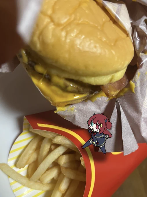 ロアちゃんが現れた!ロアちゃんは最近どんなとこで、どんな現れかたしてるかな?草むらからバッと現れて人間を驚かせてたりしてリリンの場合嬉しさで泣いちゃうねロアちゃんのガチャに好きなキャラクターが現れるように今日のご飯こく旨すき焼き月見 #ロアート 