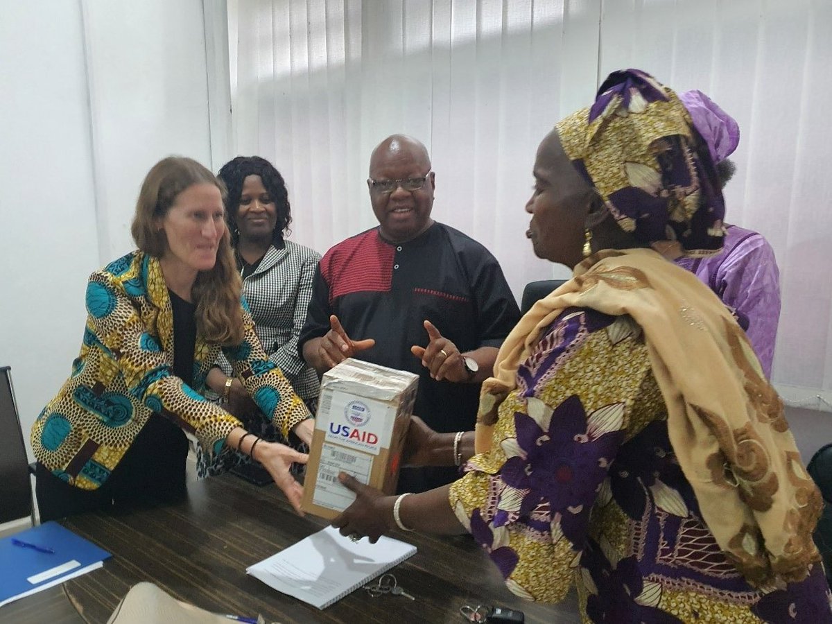 IDDS_Project's tweet photo. IDDS is supporting #Guinea in the fight against #COVID19. Amy Diallo (far left), @USAIDGuinea health director, hands over testing supplies to Dr. Bintah Bah, deputy director of the National Directorate of Laboratories. @USAIDGH @inspguinee @fhi360 https://t.co/65ccJFyRip