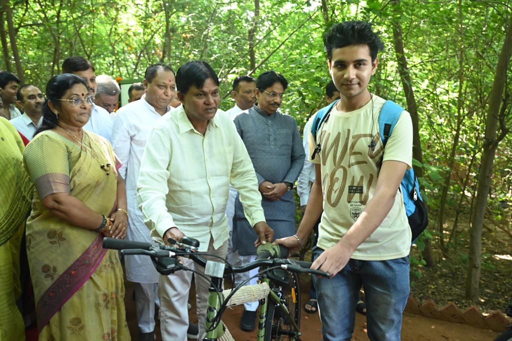 As part of #ecofriendlyfridayAMD campaign, Hon’ble Minister of Health, Shri Rushikeshbhai Patel &amp; <a href="/AmdavadAMC/">Amdavad Municipal Corporation</a> felicitated 4 students with cycle giveaway for maximum trips in BRTS. AMC appeals citizens for their contribution in #TheAirWeShare &amp; use public transport, NMT &amp; carpool.