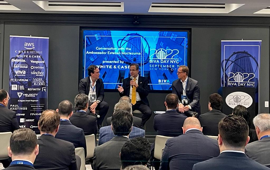 EmbamexEUA's tweet photo. Ambassador @emoctezumab kicks off #BIVADay @BIVAMX addressing the need for a strong North American region:

"The lesson is clear: if we want to reap the benefits of the trends that are driving global shifts today and for years to come, the U.S. and Mexico need to work together." https://t.co/5QkNV1BYId