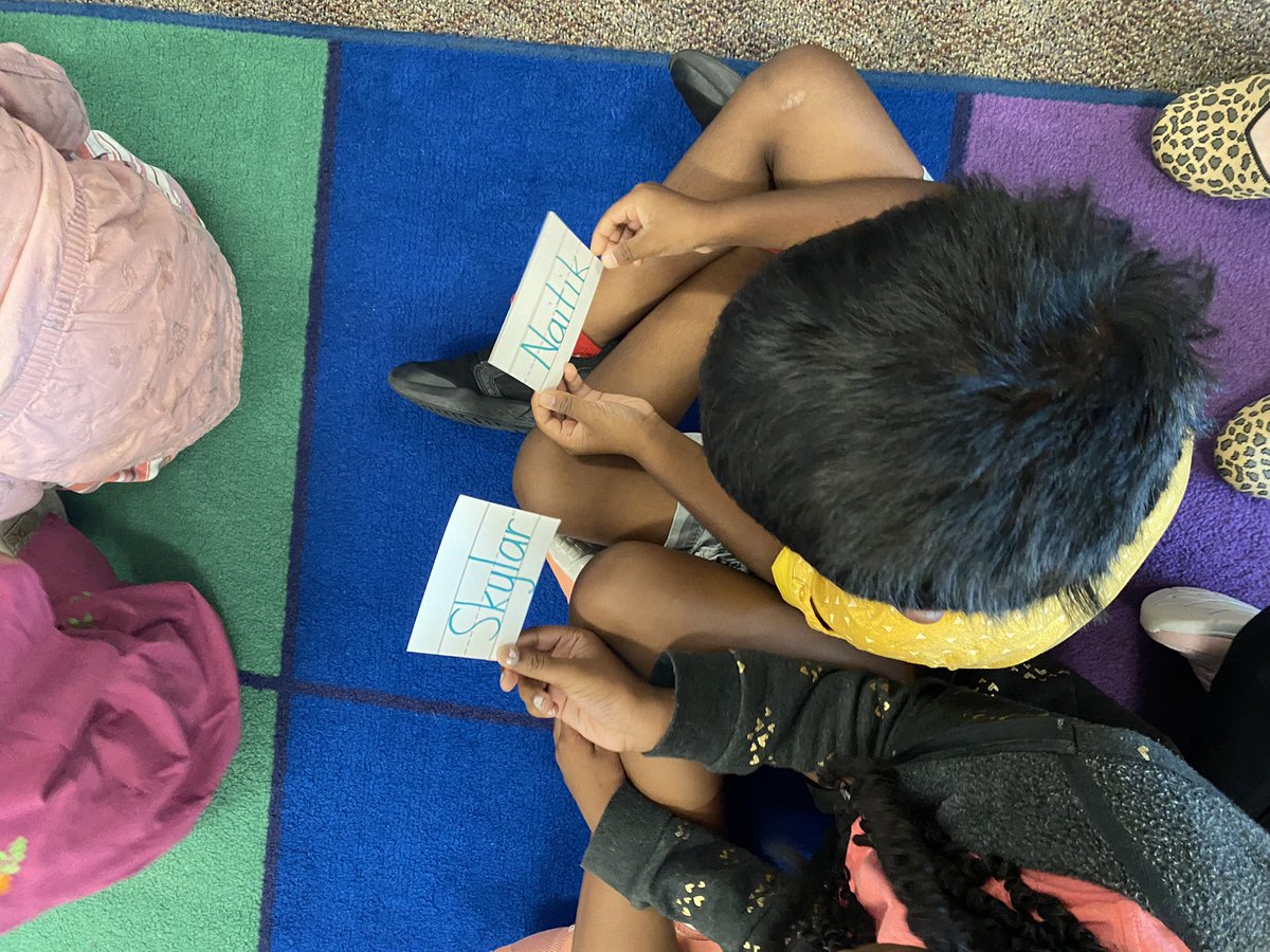 WeinkeLara's tweet image. Comparing names with our shoulder partners. #kindervibes @HospElementary