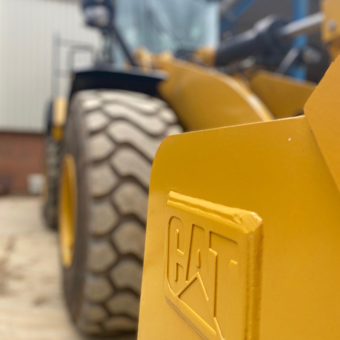 FinningNews's tweet photo. Forterra PLC recently took delivery of their new Cat® Next Gen 966 High Lift.
When Bradley Naish handed this machine over, he got a perfect shot of our A90 Cat Advansys™ General Purpose Tip - Our next-generation hammerless GET
#NewCatMachine #LetsDoTheWork #CatAdvansys https://t.co/0t4Yv1s71d