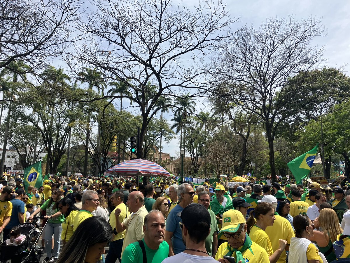ClausiusMarra22's tweet photo. Praça da Liberdade, na capital mineira… Onde estão os institutos de pesquisa? #DataPOVO #DataRUA #7desetembro https://t.co/fQVgYtfgbk