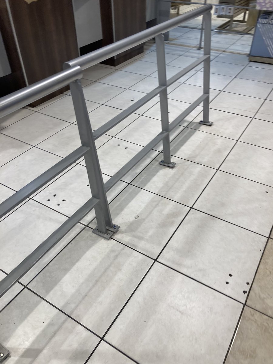 NatalieSkeepers's tweet photo. @EdgarsFashion  So you remove the cable ties and think that the hand rails are safe 😳shame on you Edgars …if anyone gets hurt it’s in you (was promised the rails will be fixed) . Still nothing https://t.co/jgNxaMYCoX