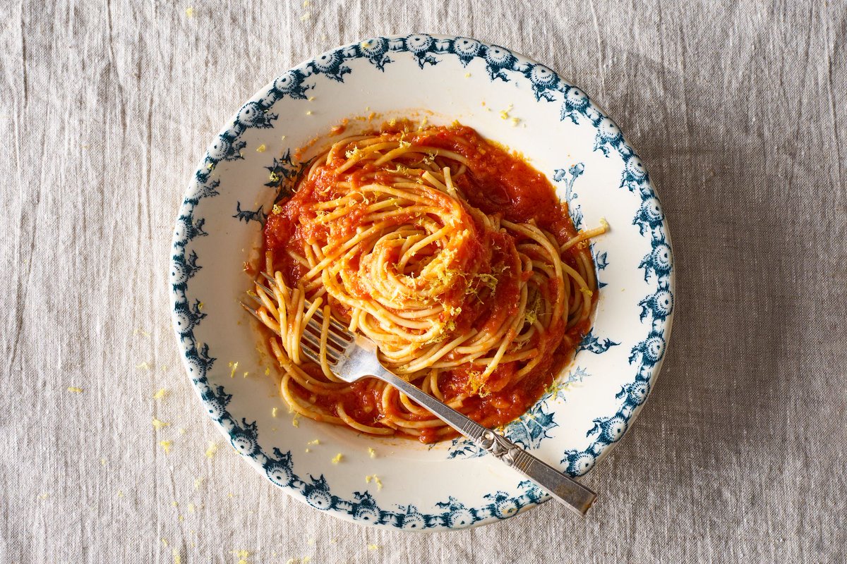 Food52's tweet photo. This 5-minute tomato sauce from @101Cookbooks has a secret star #GeniusRecipes https://t.co/vkFVaRN3W8 https://t.co/q9Uv6Gz1UK