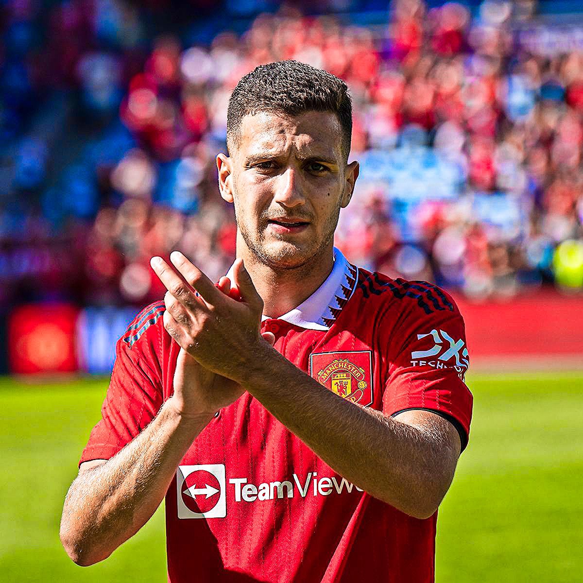 UtdPlug's tweet photo. Dalot can talk to new clubs in January, should United be looking to give this guy a new deal ASAP? #MUFC 🇵🇹✍️ https://t.co/5T9YEXSRdP